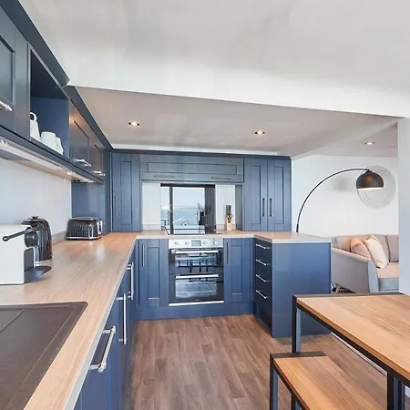 Host & - Penthouse Pier View * Whitby