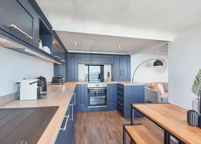 Host & - Penthouse Pier View * וויטבי