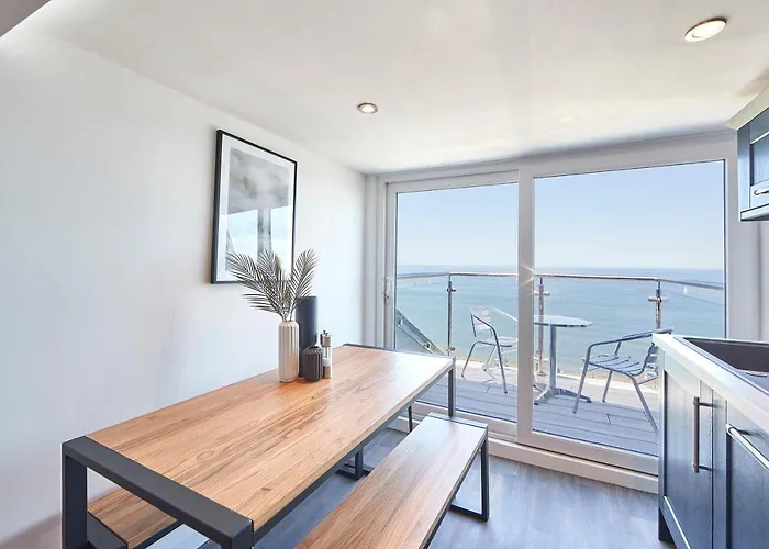 Host & - Penthouse Pier View * וויטבי